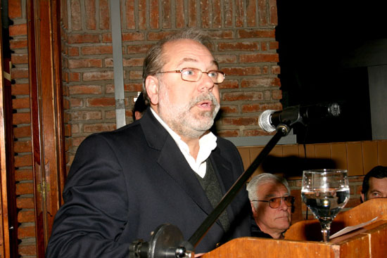 Dr. Alfredo Toledo, Presidente del SMU dirigiéndose al público.