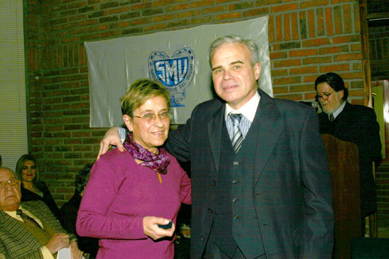 Dra. Diana Buchelli Bulgarelli, junto al Dr. Daniel San Vicente, al recibir su Distinción Sindical.