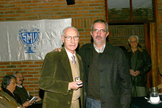 Dr. Miguel Angel Cherro Aguerre, junto al Dr. Hugo Rodríguez, al recibir su Distinción Sindical.