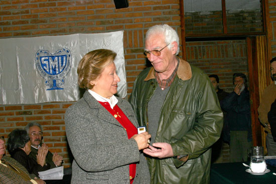 La Dra. Graciela Dighiero Arrarte recibe su Distinción Sindical del Dr. José Luis Iradola.