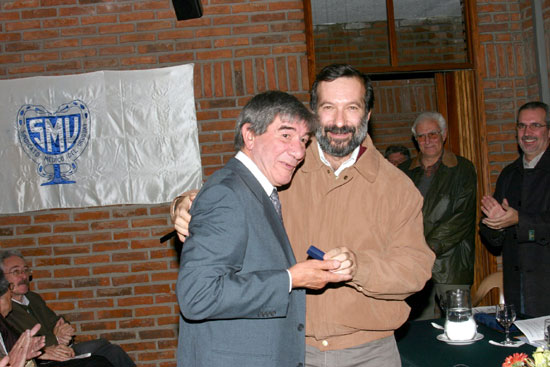 Dr. Isidoro Ruben Do Carmo Andrade recibe su Distinción Sindical de manos del Dr. Francisco Cóppola.
