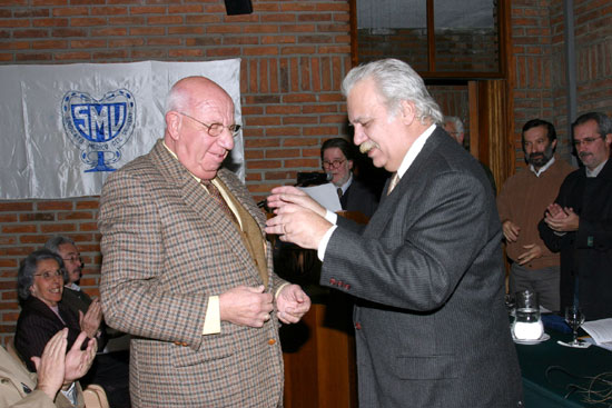 El Dr. José A. Glaussius recibe su Distinción Sindical de manos del Dr. Julio E. Correa Hors.