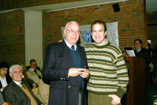 Dr. Onofre Machado Sena, junto al Dr. Julio Trostchansky, al recibir su Distinción Sindical.