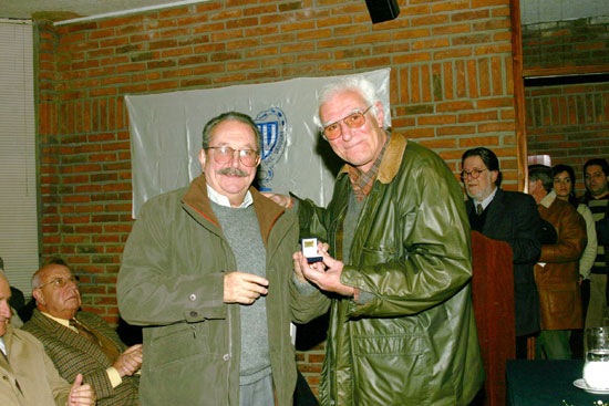 El Dr. Ennio Martínez Pasquet recibe su D.S. del Dr. José Luis Iradola.