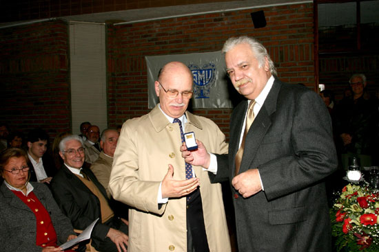 Dr. Oscar Sergio Orsi Rizzo recibe su Distinción Sindical de manos del Dr. Julio Correa.