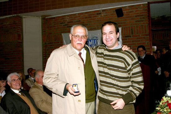 Dr. Juan José Pereyra Lazo, junto al Dr. Julio Trostchansky, al recibir su Distinción Sindical.