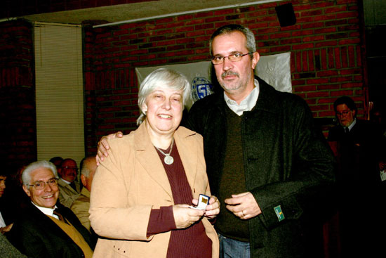 Dra. María Teresa Rotondo Tornaría al recibir su Distinción Sindical del Dr. Hugo Rodríguez.