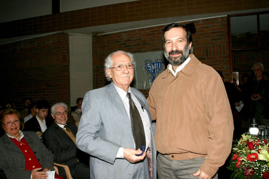 Dr. David Saúl Sempol Cabrera recibe su Distinción Sindical del Dr. Francisco Cóppola.