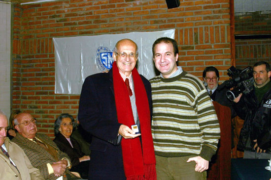 Dr. Jorge Eduardo Torres Calvete, junto al Dr. Julio Trostchansky, al recibir su Distinción Sindical.