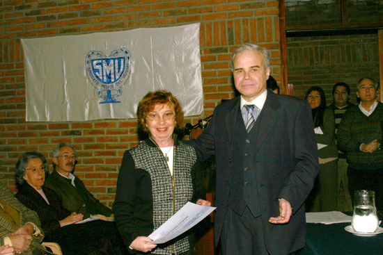 La Dra. Beatriz Goja recibe su diploma de Socia Honoraria del Dr. Daniel San Vicente.