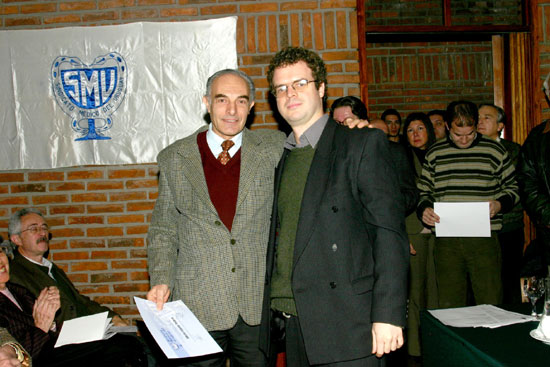 El Dr. Alberto Irigaray Fischetti recibe su diploma de Socio Honorario del Dr. Eduardo Ferreira.