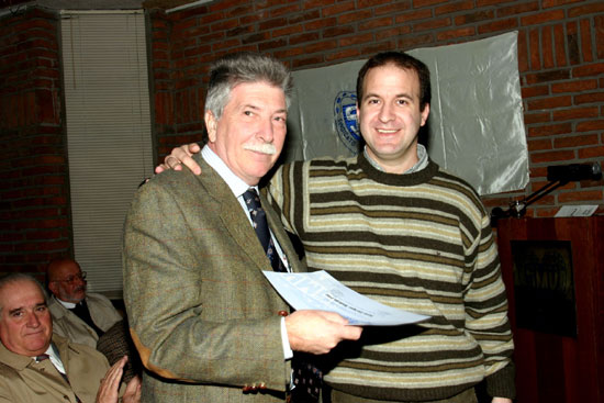 El Dr. Enrique Bódega recibe su diploma de Socio Honorario del Dr. Julio Trostchansky.