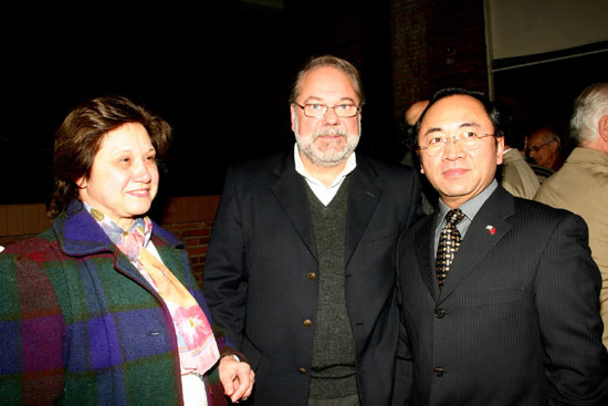 Los Dres. Piedad Márquez y Alfredo Toledo, junto al Embajador Chino.
