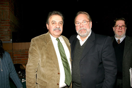 Dr. José Fernando Dora (Representante OPS/OMS) junto al Presidente del SMU Dr. Alfredo Toledo. (Detrás el Sr. Milton Fornaro, Encargado de RRPP del SMU).