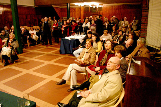 Los presentes escuchan con atención al Coro del SMU durante una interpretación.