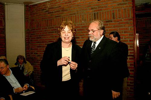 Dra. Editta Falco, recibe su Distinción Sindical del Dr. Alfredo Toledo