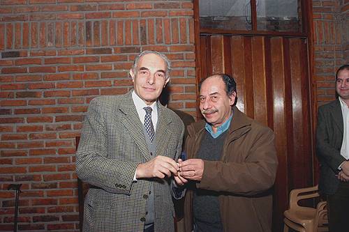 Dr. Alberto Irigaray recibe su Distinción Sindical de el Dr. Ángel Ginés.