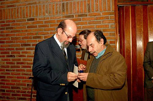 El Dr. Antonio César Nairac recibe su Distinción Sindical de manos del Dr. Ángel Ginés.
