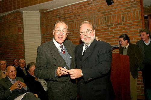 El Dr. Antonio Páez recibe su Distinción Sindical, entrega el Dr. Alfredo Toledo.
