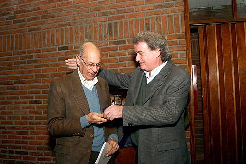 El Dr. Tito Pais recibe su Distinción Sindical de manos del Dr. Enrique Soto.