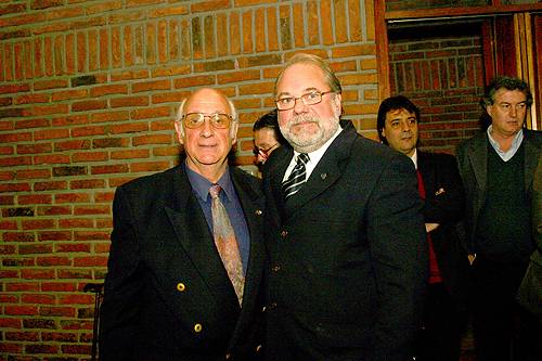 El Dr. Carlos Albino Ruibal Pino, recibe su Distinción Sindical, entrega el Dr. Alfredo Toledo.