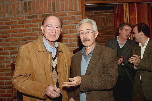 El Dr. Luis Alberto Scorza recibe su Distinción Sindical, entrega el Dr. Felipe Schelotto.