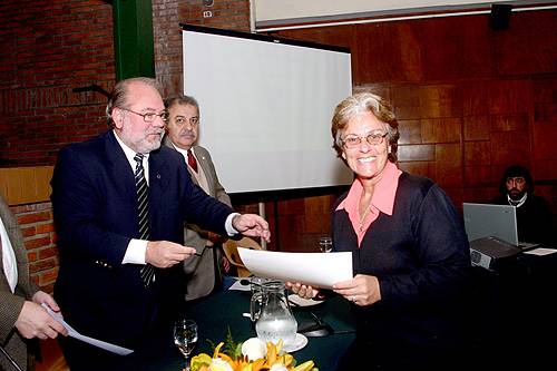 La Dra. Liliana Fasanello, recibiendo su diploma en reconocimiento de su condición de Socia Honoraria del SMU.