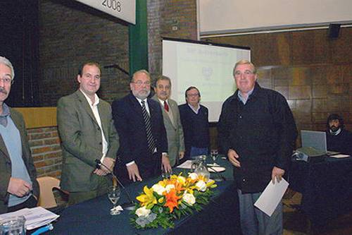 El Dr. Jorge Baldizán recibe su diploma de Socio Honorario del SMU.