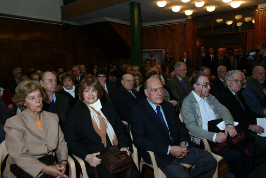 En primera fila: izq. a der. Dras. Constance Dibarboure y Esmeralda Paulete, Dres. José Zurmendi, Bernardo Borovich y Ramón Carlos Negro Adami