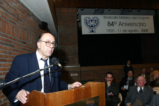El Dr. Marcos Carámbula, Presidente del SMU haciendo uso de la palabra en el 84 aniversario.