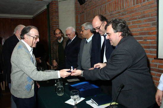El Dr. Bernardo Borovich recibe la DS del Vicepresidente del SMU, Dr. Gerardo Eguren