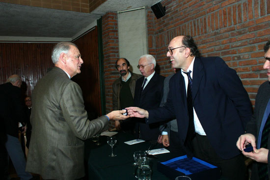 El Dr. Jorge Bosano recibe la DS del Presidente del SMU Dr. Marcos Carámbula.
