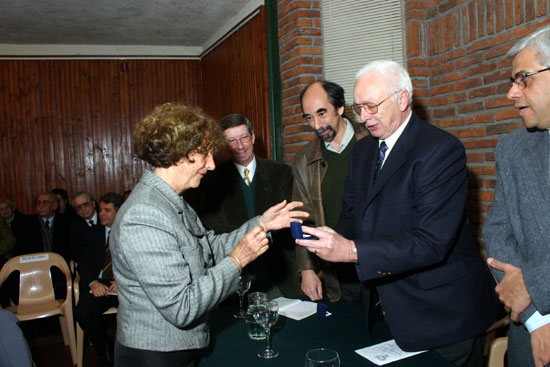 La Dra. Norma Mazza Gatti recibe la DS de manos del Dr. Roberto Cobas Michelena.