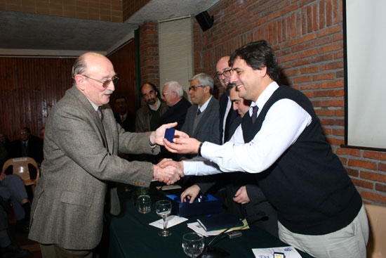 El Dr. Nelson Mazzuchi recibe su DS del Dr. Alarico Rodríguez de León, Secretario del SMU