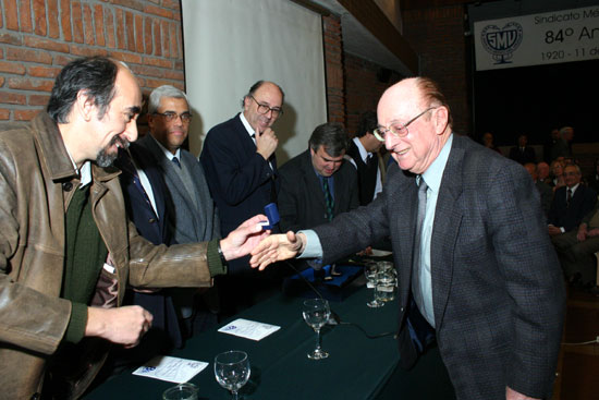 El Dr. Isoldo Nachumow recibe la DS de manos del Dr. Ricardo Acuña Pomiés