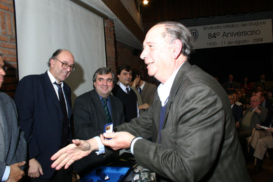 El Dr. Juan Oliver recibe su DS