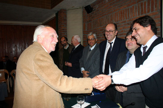 El Dr. Heraldo Poletti recibe su DS del Dr. Alarico Rodríguez de León, Secretario del SMU