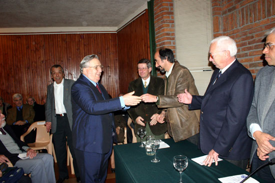 El Dr. Bernardo Szafer recibe su DS del Dr. Ricardo Acuña Pomiés