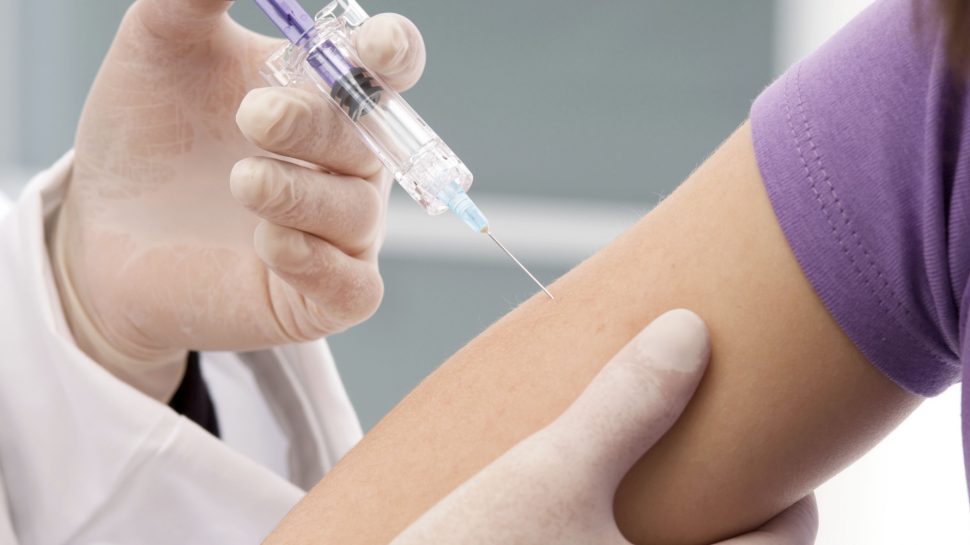 Diferentes sociedades científicas respaldan la vacunación contra el HPV.