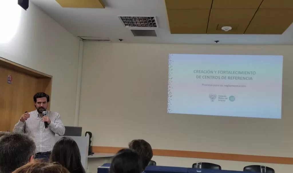 SMU realizó presentación sobre Centro de Referencias en Simposio en el Institut Pasteur.